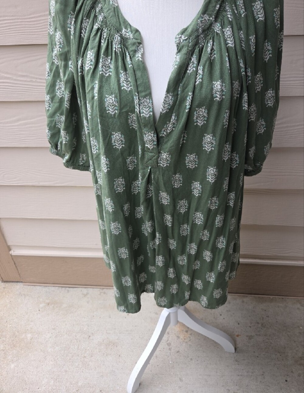 Crown & Ivy Women’s 2X Olive Green Floral Peasant Tunic - Picture 3 of 12